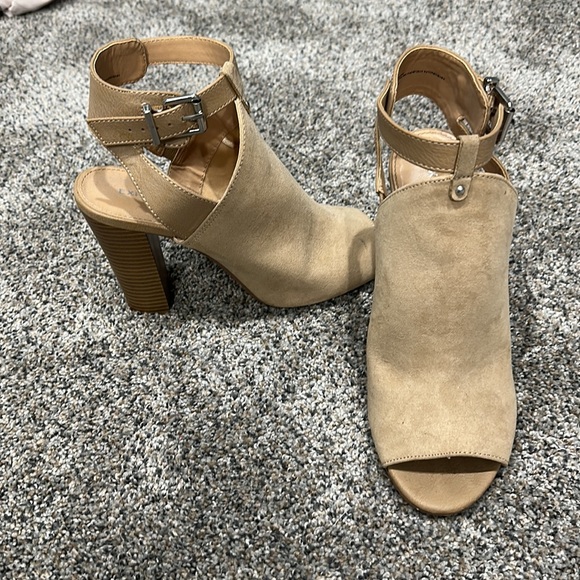 Express tan high heels - Picture 2 of 3